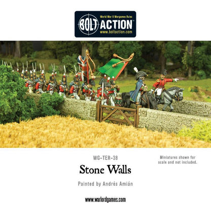 Stone Walls WG-TER-38 - diorama Black Powder napoleońskie z kamiennymi murami: beżowe kamienne mury z zielonym mchem, drewniana brama z krzyżowym wzorem, żołnierze napoleońscy w czerwonych mundurach z białymi pasami krzyżowymi i czarnymi czapkach, oficer na białym koniu, chorąży z zieloną flagą z czerwonym pasem, żółte pole pszenicy na pierwszym planie, gęsty las w tle - logo Bolt Action na górze - WG-TER-38 Stone Walls - Painted by Andrés Amián - Miniatures shown for scale and not included - www.warlordgam