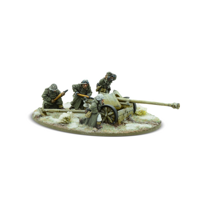 German Heer PaK40 Winter Bolt Action 28mm - widok z przodu lewego, działo 75mm, 4 figurki w zimowych płaszczach i kamuflażu, śnieg na podstawce, kod WGB-WHR-31