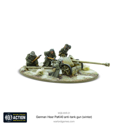 German Heer PaK40 Winter Bolt Action - widok z przodu lewego z logo Bolt Action, działo 75mm, 4 figurki w zimowych płaszczach, śnieg na podstawce, kod WGB-WHR-31