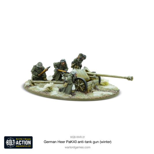 German Heer PaK40 Winter Bolt Action - widok z przodu lewego z logo Bolt Action, działo 75mm, 4 figurki w zimowych płaszczach, śnieg na podstawce, kod WGB-WHR-31