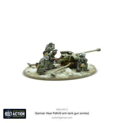 German Heer PaK40 Winter Bolt Action - widok z tyłu lewego, działo 75mm, 4 figurki w zimowych płaszczach, śnieg na podstawce, kod WGB-WHR-31