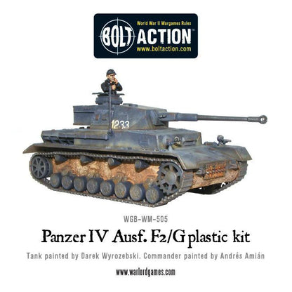 Panzer IV Ausf F2 G - Bolt Action 1/56 28mm - czołg z długołufową armatą 75mm KwK 40 w kamuflażu szarym numer 1233 z dowódcą - widok z boku - Warlord Games