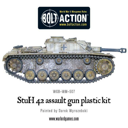 StuH-42 - Bolt Action 1/56 28mm - haubica szturmowa z armatą 10,5cm StuH 43 L/28 w zimowym kamuflażu białym z efektami weathering - widok z boku z detalami podwozia - Warlord Games