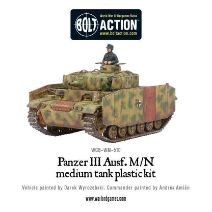 Panzer III Ausf M N - Bolt Action 1/56 28mm - czołg z armatą 7,5cm KwK 37 w kamuflażu ambush numer 122 z dowódcą i osłonami schürzen - widok z boku - Warlord Games