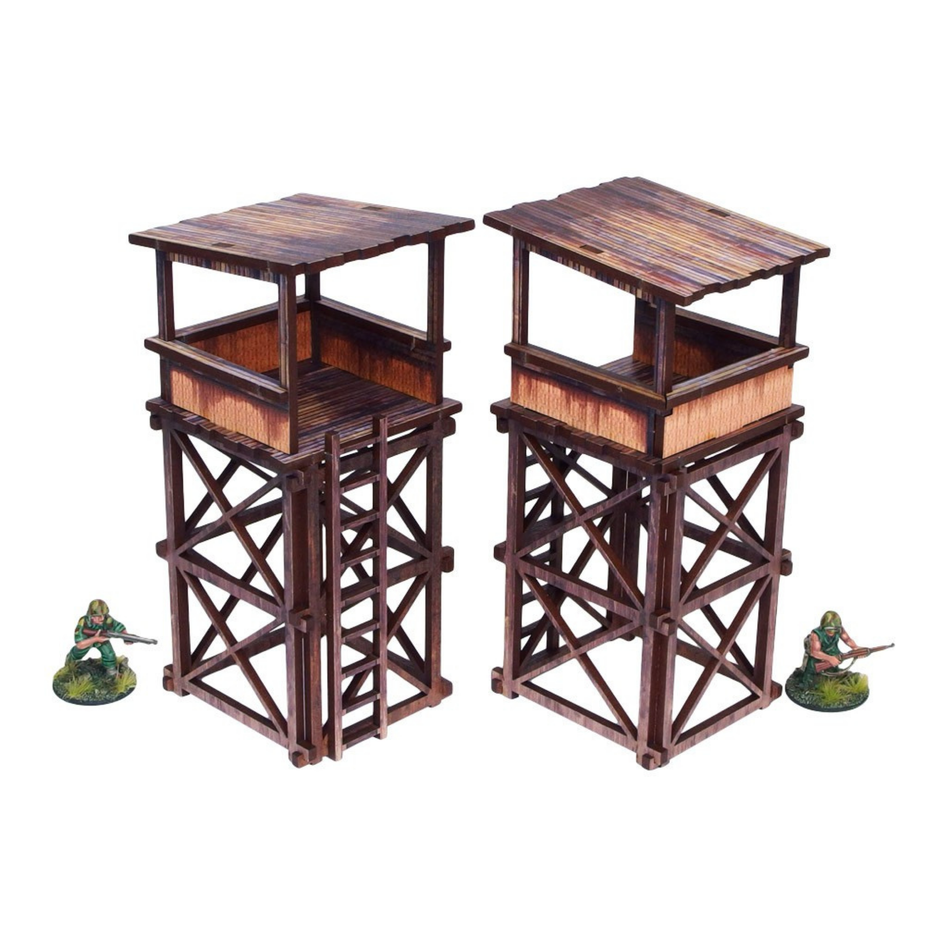 WW2 Pacific Guard Tower (2) PREPAINTED – dwie zmontowane wieże strażnicze z drewnianą kratownicą i bambusowym dachem, widok z przodu pod kątem, dwie figurki żołnierzy 28mm Bolt Action po bokach, białe tło
