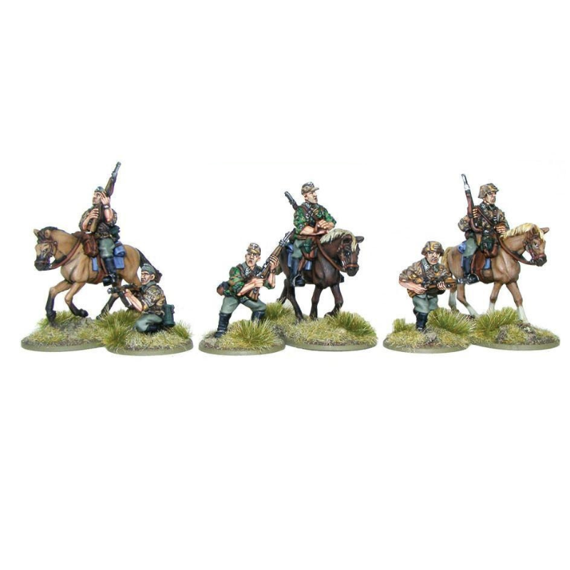 Waffen-SS Cavalry 1943-45 Warlord Games WGB-LSS-15 – 3 jeźdźcy SS w kamuflażu Erbsenmuster na koniach + 3 piechurzy dismounted z karabinami, metal 28mm Bolt Action