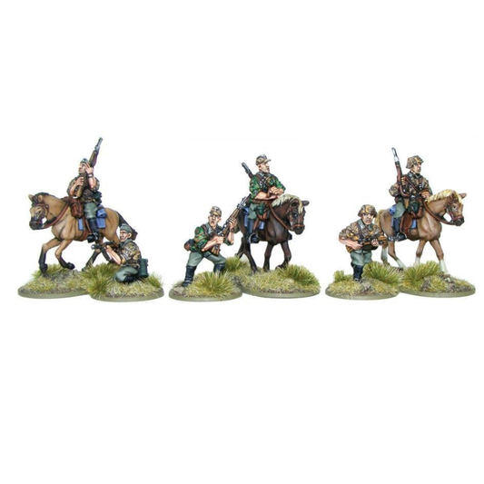 Waffen-SS Cavalry 1943-45 Warlord Games WGB-LSS-15 – 3 jeźdźcy SS w kamuflażu Erbsenmuster na koniach + 3 piechurzy dismounted z karabinami, metal 28mm Bolt Action