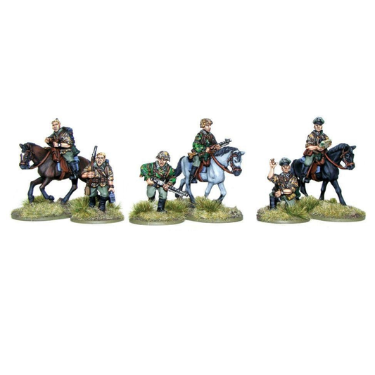Waffen-SS Cavalry NCO & LMG 1943-45 Warlord Games WGB-LSS-14 – 3 jeźdźcy SS na koniach: podoficer z mapą, strzelec LMG z MG34, jeździec z karabinem, kamuflaż SS, metal 28mm