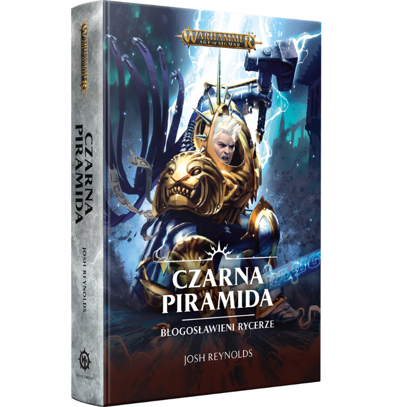 Warhammer Age of Sigmar: Czarna Piramida – Błogosławieni Rycerze – okładka 3D twarda: Stormcast Eternal Gardus Stalowa Dusza w złotej zbroi z głową lwa, biała grzywa, unosi młot w błyskawicach, czarne macki w tle, logo Warhammer Age of Sigmar, autor Josh Reynolds
