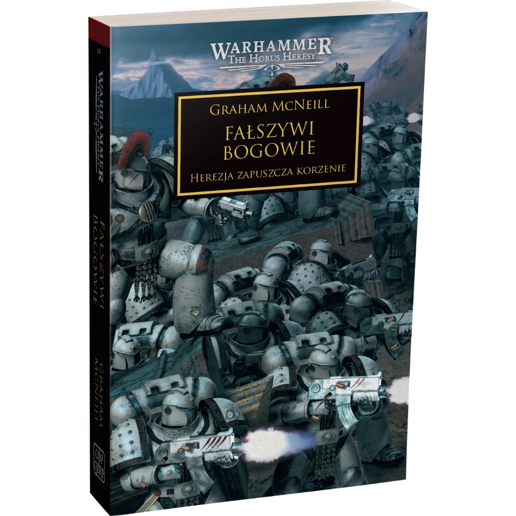 Warhammer The Horus Heresy Fałszywi Bogowie Tom II Graham McNeill – miękka oprawa powieści: okładka z hordą Space Marines Synów Horusa w białych pancerzach szturmujących przez zgliszcza, jeden żołnierz strzela z boltera z dymem wylotowym, góry i zachmurzone niebo w tle, złoty napis Fałszywi Bogowie Herezja zapuszcza korzenie, logo Warhammer The Horus Heresy, wydawnictwo Copernicus Corporation
