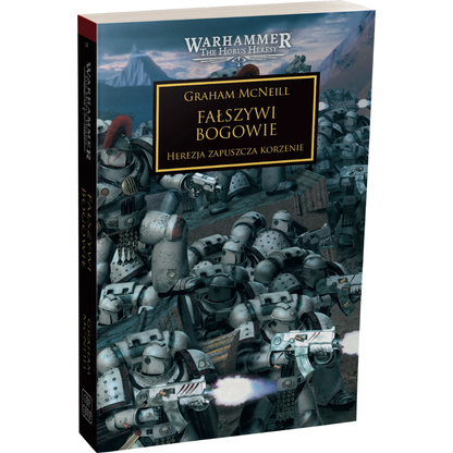 Warhammer The Horus Heresy Fałszywi Bogowie Tom II Graham McNeill – miękka oprawa powieści: okładka z hordą Space Marines Synów Horusa w białych pancerzach szturmujących przez zgliszcza, jeden żołnierz strzela z boltera z dymem wylotowym, góry i zachmurzone niebo w tle, złoty napis Fałszywi Bogowie Herezja zapuszcza korzenie, logo Warhammer The Horus Heresy, wydawnictwo Copernicus Corporation
