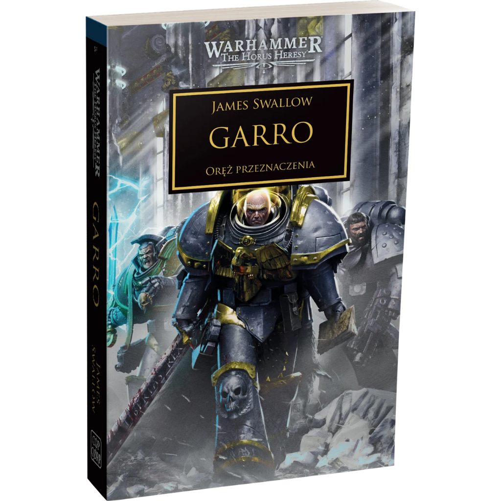 Warhammer The Horus Heresy Garro Tom XLII Oręż Przeznaczenia – miękka oprawa powieści: okładka z łysym Nathanielem Garro w granatowo-złotej zbroi z wielkim mieczem i czaszką na kolanie idącym przez ruiny z dwoma towarzyszami – zielonym wojownikiem z niebieskim mieczem energetycznym i szarym Kosmicznym Marine – na tle błyskawic i gotyckich kolumn, napis Garro Oręż Przeznaczenia, autor James Swallow, logo Warhammer The Horus Heresy, wydawnictwo Copernicus Corporation
