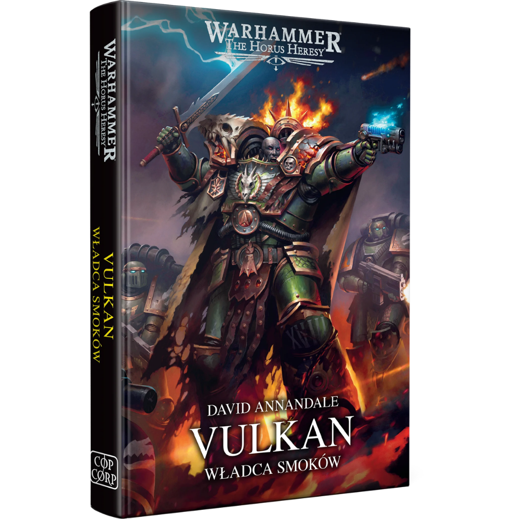 Warhammer The Horus Heresy Primarchs Vulkan Władca Smoków Tom IX – trójwymiarowe zdjęcie książki w twardej oprawie stojącej na białym tle: okładka z Vulkanem ciemnoskórym Kosmicznym Marine w zielonej zbroi z mieczem i pistoletem uniesionym w górę na tle płomieni i błyskawic, obok żołnierze Salamandrów, żółty napis The Horus Heresy Primarchs, biały napis Vulkan Władca Smoków, autor David Annandale, wydawnictwo Copernicus Corporation
