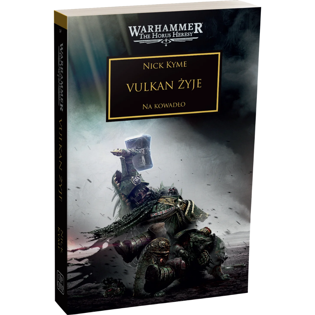 Warhammer The Horus Heresy Vulkan Żyje Tom XXVI Na Kowadło – miękka oprawa powieści: okładka z potężnym Prymarchą Vulkanem w zielonej zbroi Salamandrów unoszącym ogromny młot bojowy nad pokonanym wrogiem na tle burzowego nieba i latających odłamków, napis Vulkan Żyje Na Kowadło, autor Nick Kyme, logo Warhammer The Horus Heresy, wydawnictwo Copernicus Corporation
