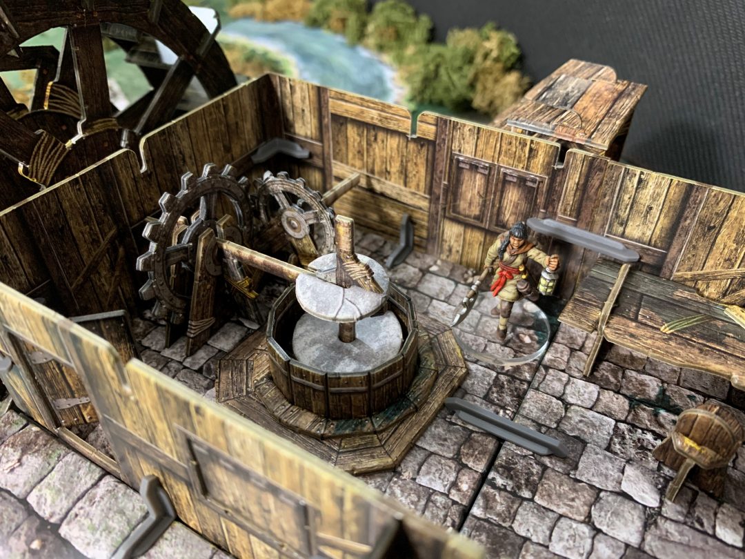 Water Mill BSTFWE015 28-35mm Battle Systems - wnętrze młyna koło zębate i kamień młyński widok z góry z figurką
