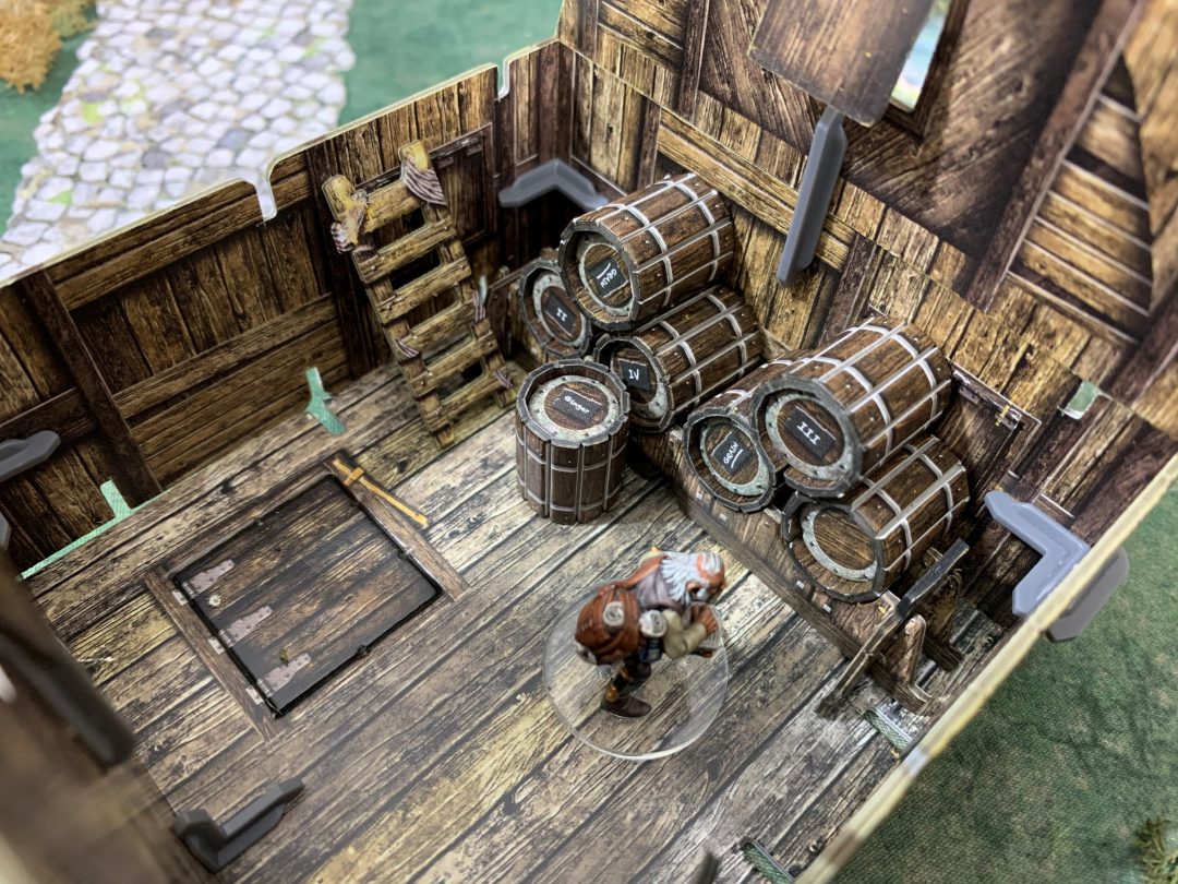 Water Mill BSTFWE015 28-35mm Battle Systems - wnętrze magazynu beczki i właz widok z góry z figurką
