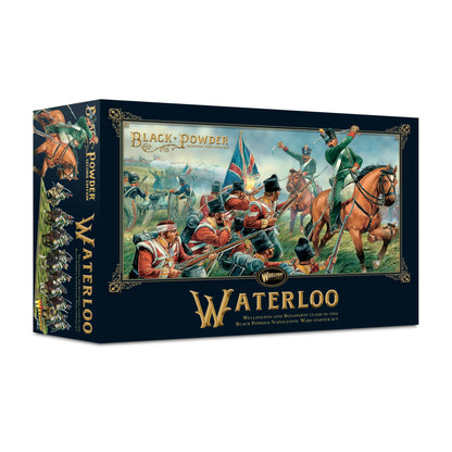 Black Powder 2nd Edition Waterloo Starter Set - granatowe pudełko zestawu pod kątem z ilustracją przedstawiającą starcie piechoty brytyjskiej w czerwonych mundurach z flagą Union Jack z francuską kawalerią i piechotą na tle dymu bitewnego - napis Black Powder Second Edition Waterloo Wellington and Bonaparte clash in this Black Powder Napoleonic Wars starter set - Warlord Games 301510002 - warlordgames.com
