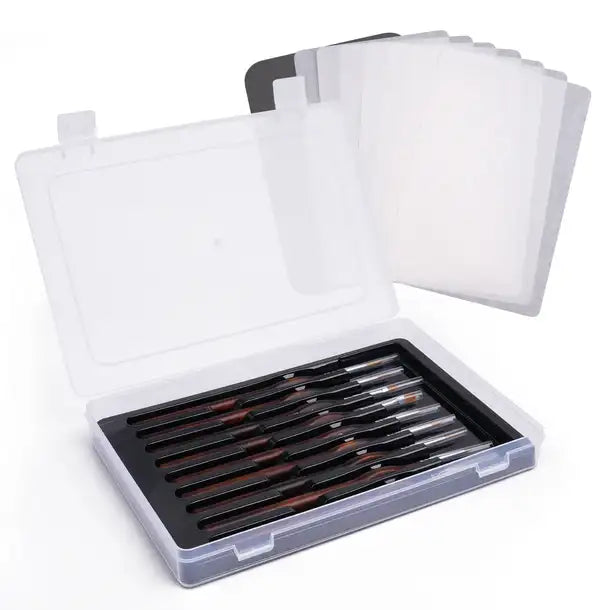 Wet Palette Kit Golden Maple – otwarte przezroczyste etui z 9 pędzlami do figurek z ciemnobrązowymi rączkami ułożonymi w czarnej wkładce; obok wachlarz arkuszy papieru do palety (szara gąbka + białe arkusze); białe tło
