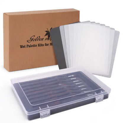 Wet Palette Kit Golden Maple – zawartość zestawu: przezroczyste etui z zatrzaskami z 9 pędzlami w środku, obok brązowe pudełko "Golden Maple Wet Palette Kits for Miniatures" i wachlarz arkuszy papieru do palety (szara gąbka + białe arkusze); białe tło
