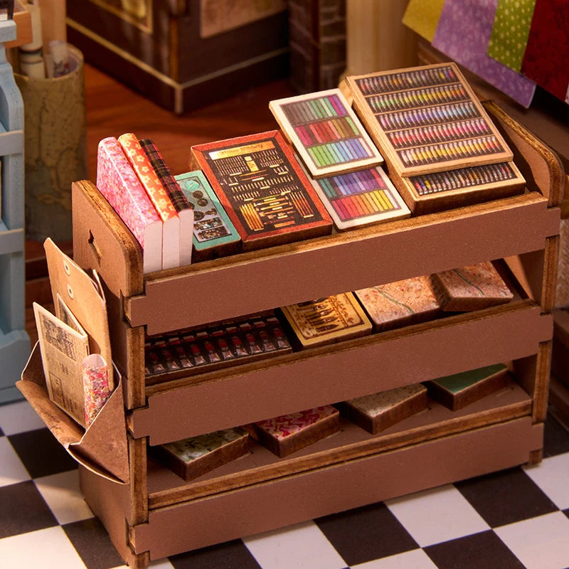 Sklep z Papeternią Wisdom Stationery Shop Rolife TGB19 – gotowy model trzymany przez dwie osoby jako prezent, widok z przodu z czerwoną fasadą