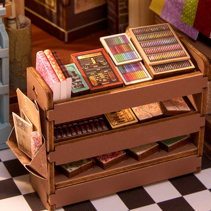 Sklep z Papeternią Wisdom Stationery Shop Rolife TGB19 – gotowy model trzymany przez dwie osoby jako prezent, widok z przodu z czerwoną fasadą