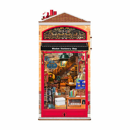 Sklep z Papeternią Wisdom Stationery Shop Rolife TGB19 – gotowy book nook na białym tle, widok frontalny z czerwoną fasadą i szyldem sklepu