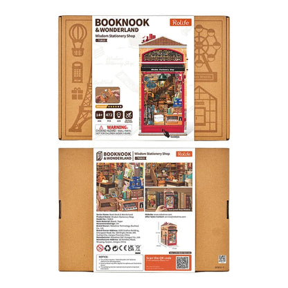 Sklep z Papeternią Wisdom Stationery Shop Rolife TGB19 – gotowy model wstawiony między książki na półce, ręka przesuwa książkę obok modelu