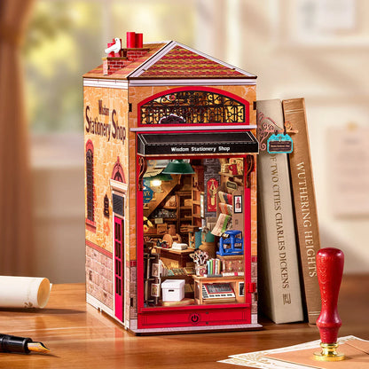 Sklep z Papeternią Wisdom Stationery Shop Rolife TGB19 – zbliżenie na miniaturowe kwiaty, kubki z pisakami i detale papeterni na półkach
