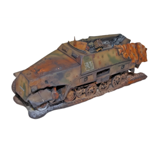 Wrecked Hanomag Sd.Kfz 251 – pomalowany model wraku półgąsienicowego transportera, widok z przodu, Bolt Action, Warlord Games
