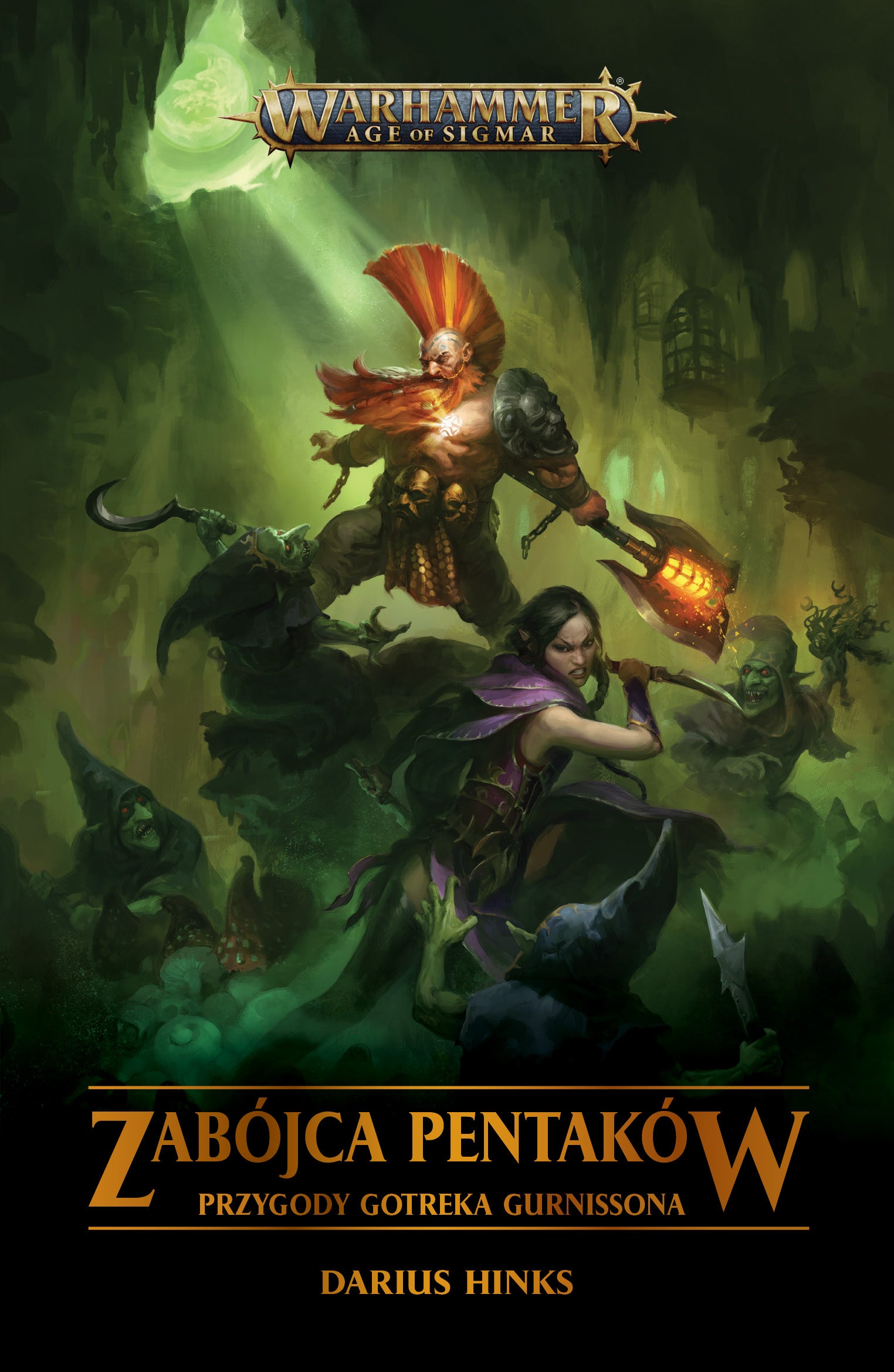 Warhammer Age of Sigmar: Zabójca Pentaków – okładka płaska: krasnoludzki Zabójca Gotrek z pomarańczowym irokezem i płonącym młotem w skoku nad demonami, Maleneth Wiedźmi Sztylet z nożem, zielona jaskinia z promieniami światła, logo Warhammer Age of Sigmar, autor Darius Hinks
