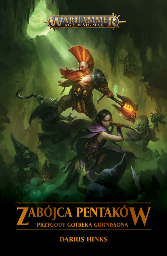 Warhammer Age of Sigmar: Zabójca Pentaków – okładka płaska: krasnoludzki Zabójca Gotrek z pomarańczowym irokezem i płonącym młotem w skoku nad demonami, Maleneth Wiedźmi Sztylet z nożem, zielona jaskinia z promieniami światła, logo Warhammer Age of Sigmar, autor Darius Hinks
