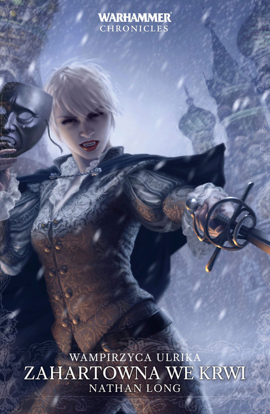 Warhammer Chronicles: Wampirzyca Ulrika – Zahartowana we Krwi – okładka płaska: blond wampirzyca z kłami w złoto-szarej zbroi atakuje rapierem, trzyma czarną maskę, śnieżna burza i gotyckie wieże w tle, logo Warhammer Chronicles, autor Nathan Long
