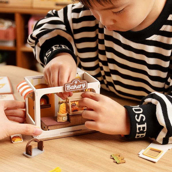 Piekarnia Teddy's Breadbox Rolife DS033 – zbliżenie na otwierane żółte drzwi z zieloną tabliczką i kwiatkami przy wejściu