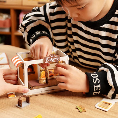 Piekarnia Teddy's Breadbox Rolife DS033 – zbliżenie na otwierane żółte drzwi z zieloną tabliczką i kwiatkami przy wejściu