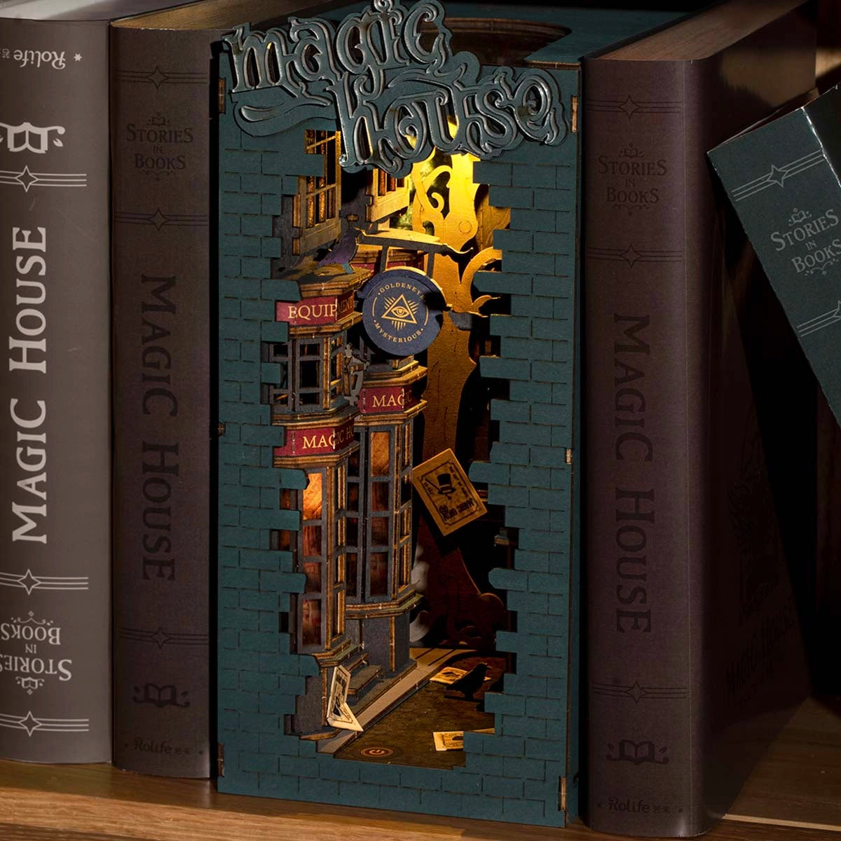 Magiczny Dom RDS005e - Book Nook DIY między książkami czarodziejska aleja sklepy z magią ciepłe LED - Värvikas

