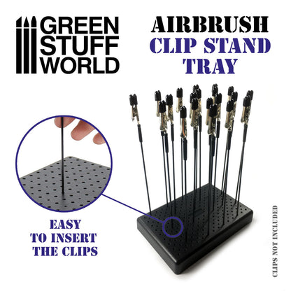 Airbrush Clip Stand Tray Green Stuff World – infografika: czarna deska z otworami na klipsy z wklejonymi krokodylkami na drucikach, zbliżenie na otwory z opisem "Easy to insert the clips", napis "Clips not included", logo Green Stuff World, białe tło
