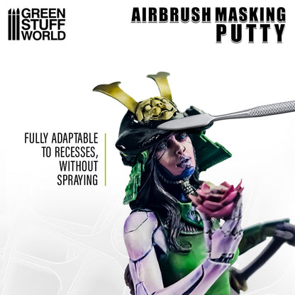 Airbrush Masking Putty Green Stuff World – masa maskująca aplikowana narzędziem na pomalowaną figurkę samuraja, napis "Fully Adaptable to Recesses, Without Spraying"
