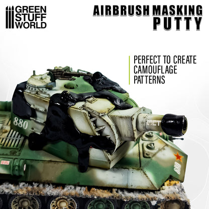 Airbrush Masking Putty Green Stuff World – czarna masa maskująca nałożona na model czołgu do tworzenia wzoru kamuflażu airbrush, napis "Perfect to Create Camouflage Patterns"
