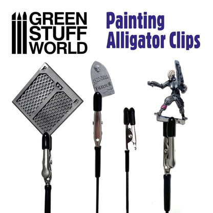 Alligator Clips Green Stuff World – cztery krokodylki malarskie trzymające różne elementy: płytkę teksturowaną, nagrobek, pusty krokodylek i figurkę wojowniczki sci-fi, napis "Painting Alligator Clips", logo GSW

