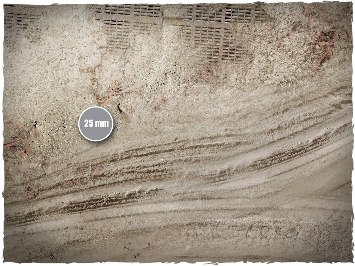 Ash Wasteland – Mata do gry Mousepad Deep-Cut Studio – zbliżenie spękanej ziemi i śladów opon ze skalą 25mm
