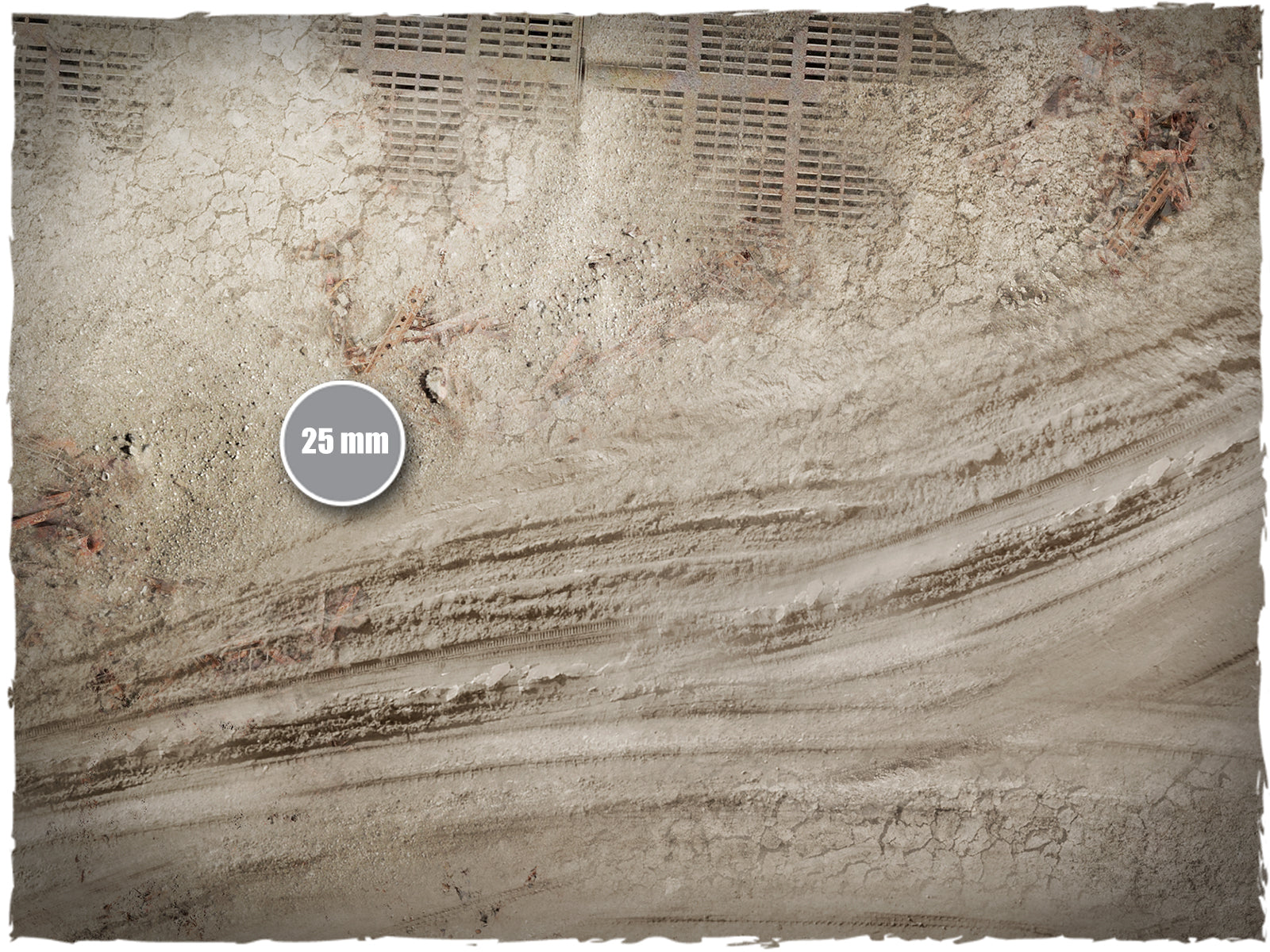 Ash Wasteland – Mata do gry Mousepad Deep-Cut Studio – zbliżenie spękanej ziemi i śladów opon ze skalą 25mm
