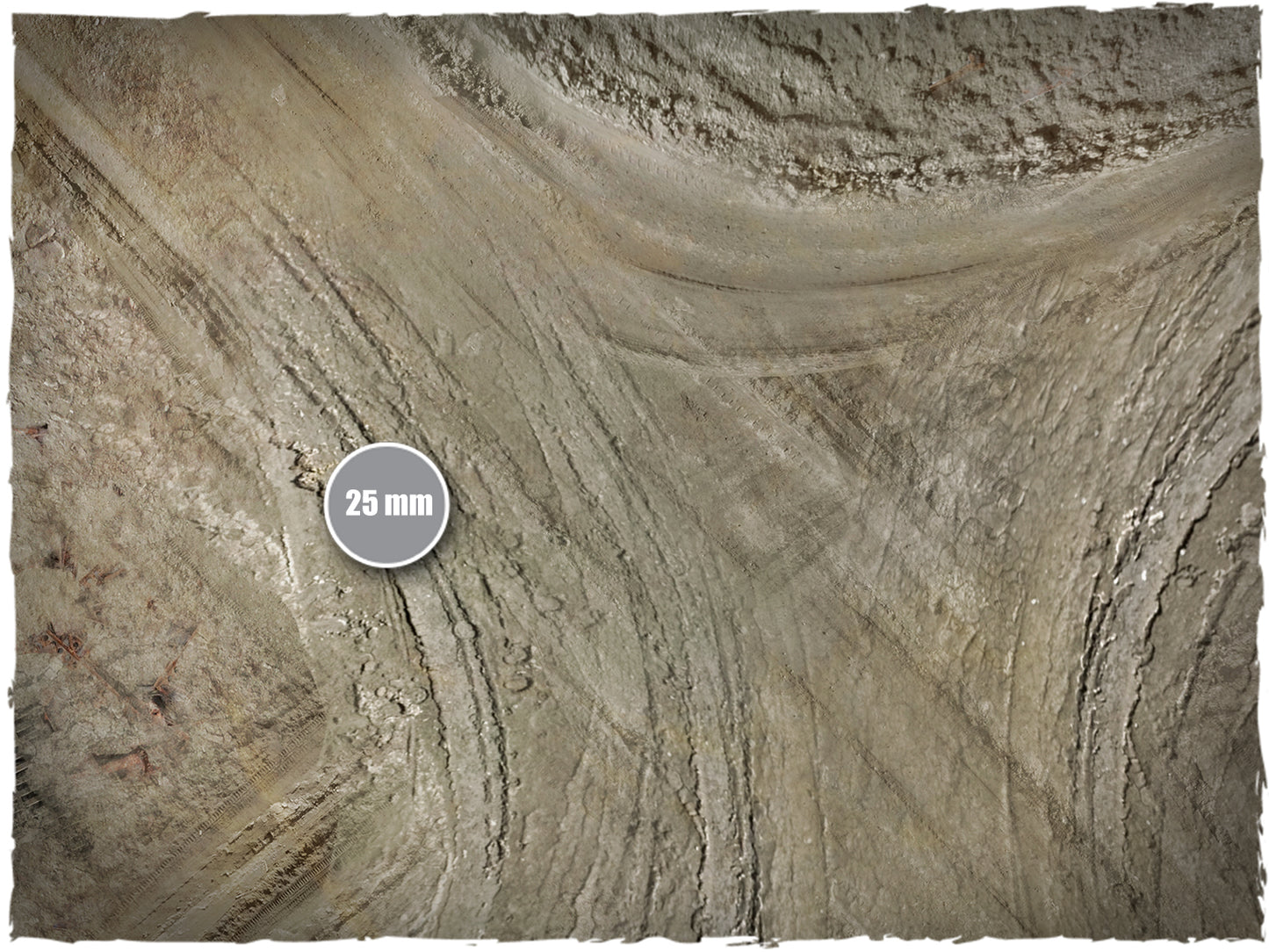 Ash Wasteland – Mata do gry Mousepad Deep-Cut Studio – zbliżenie popielistej spękanej ziemi ze śladami opon ze skalą 25mm
