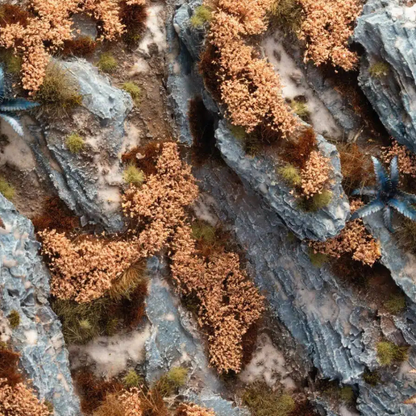 Autumn Shrubs 6mm Gamers Grass - diorama skalna z szaro-niebieskimi łupkowymi skałami pokryta żółto-brązowymi jesiennymi kępkami krzewów tworzącymi ciepły, jesienny klimat

