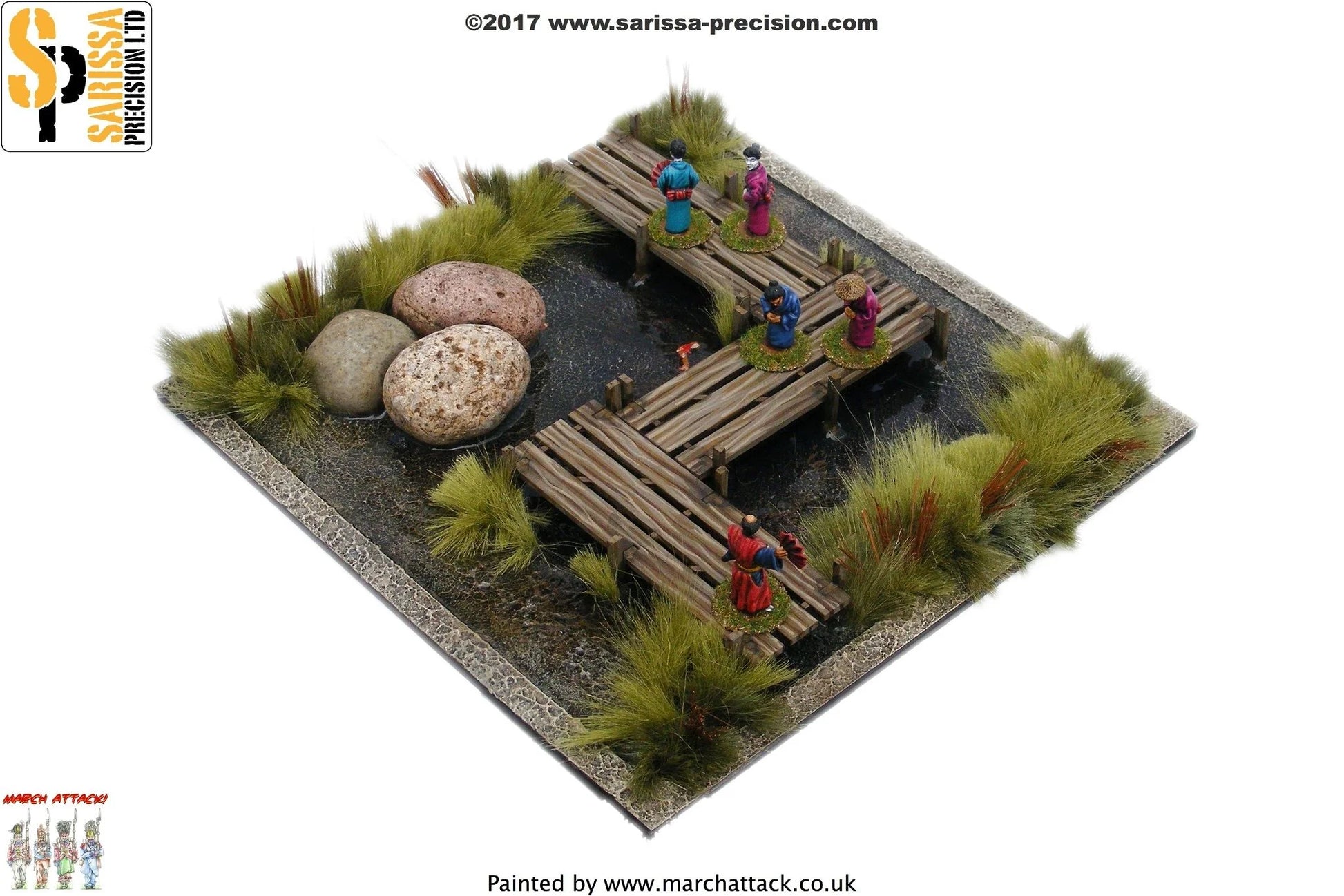 Walkway / Bridge Set B008 – widok izometryczny z boku na pomost z 3 sekcji na macie z figurkami i kamieniami, pomalowane MDF, 28mm Sarissa Precision
