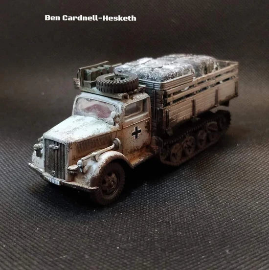SdKfz 3a Maultier – model 28mm Ben Cardnell-Hesketh, kamuflaż zimowy z krzyżem i ładunkiem, 280046