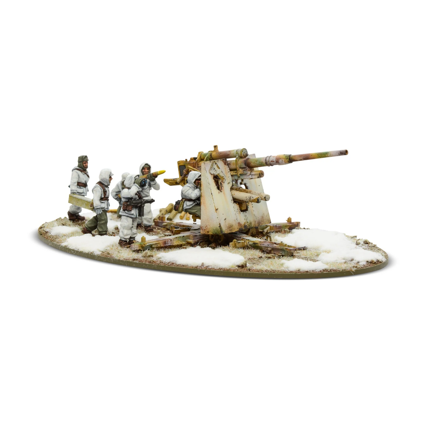 German Heer 8.8cm Flak 37 Winter Bolt Action Warlord Games - pomalowany model 28mm działa przeciwlotniczego/przeciwpancernego 88mm w zimowym kamuflażu biało-dunkelgelb z zielono-brązowymi plamami, 4 figurki załogi w białych mundurach zimowych na owalnej podstawce ze śniegiem, widok z lewej strony, kod 402012051