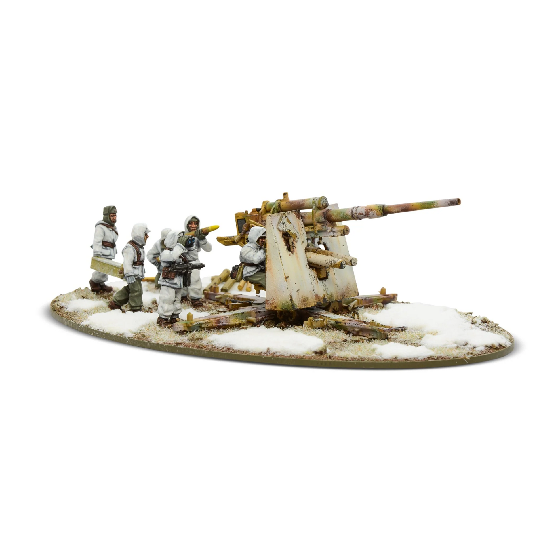 German Heer 8.8cm Flak 37 Winter Bolt Action Warlord Games - pomalowany model 28mm działa przeciwlotniczego/przeciwpancernego 88mm w zimowym kamuflażu biało-dunkelgelb z zielono-brązowymi plamami, 4 figurki załogi w białych mundurach zimowych na owalnej podstawce ze śniegiem, widok z lewej strony, kod 402012051
