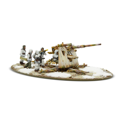 German Heer 8.8cm Flak 37 Winter Bolt Action Warlord Games - pomalowany model 28mm działa przeciwlotniczego/przeciwpancernego 88mm w zimowym kamuflażu biało-dunkelgelb z zielono-brązowymi plamami, 4 figurki załogi w białych mundurach zimowych na owalnej podstawce ze śniegiem, widok z lewej strony, kod 402012051
