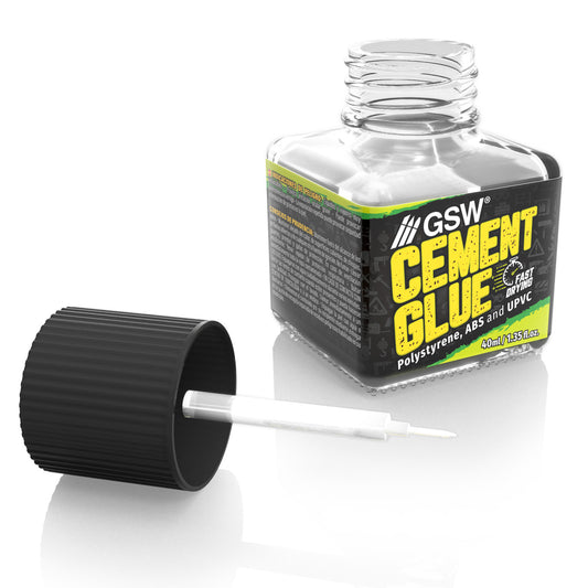 Cement Glue for Plastics GSW 40ml - otwarta szklana butelka z pędzelkiem aplikatorem i etykietą Cement Glue Fast Drying na białym tle