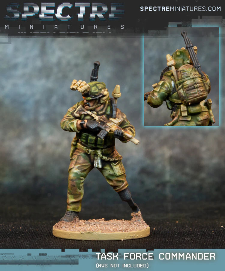 Task Force Commander Spectre Miniatures – dowódca sił specjalnych z MCX Raptor 6.8mm, łącznością Combined Forces i okularem AR SIX15, kamuflaż Multicam, 28mm widok z przodu i z tyłu

